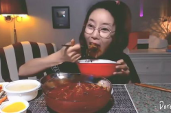 小姐姐吃骨头炖粉条视频,小姐姐炖粉条，骨头香浓滋味尽享
