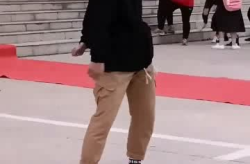 走路小姐姐玩手机表情包,捕捉现代都市人的缩影