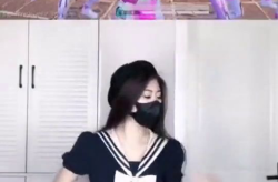 多种小姐姐摔倒视频换装,小姐姐们的时尚逆袭记