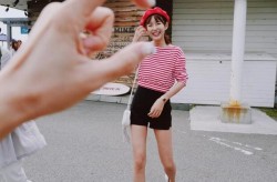 白子萱辣妈张子萱开怀大笑甜炸了 长腿又白又直美到犯规